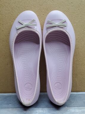 CROCS Women's Pale Pink Ballet Flats with Bow Size W 8